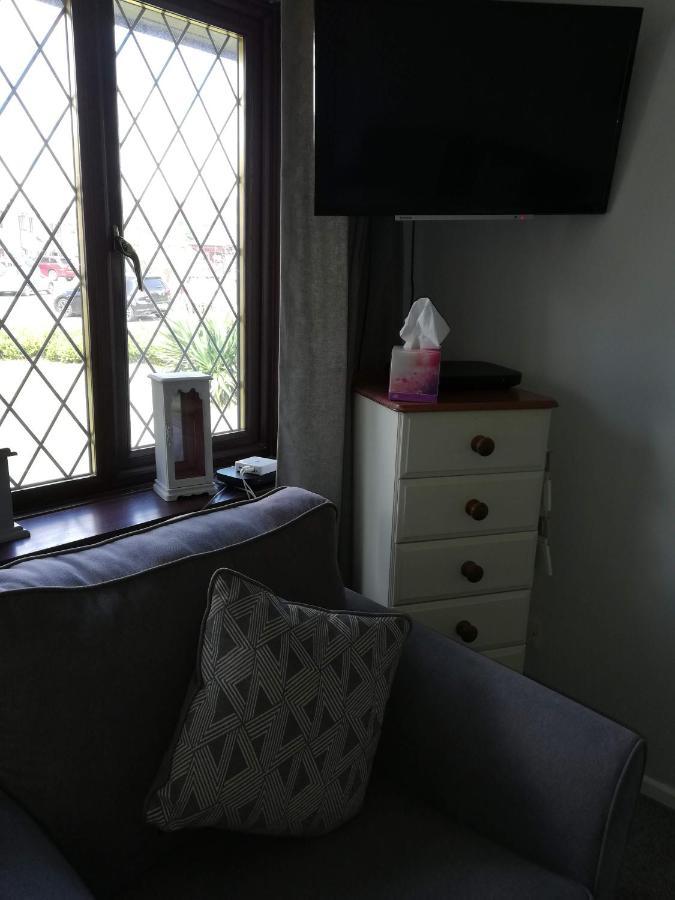 Little Cosy Cwtsh Hotel Pontyclun Kültér fotó