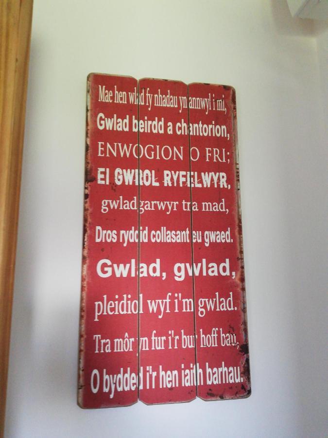 Little Cosy Cwtsh Hotel Pontyclun Kültér fotó